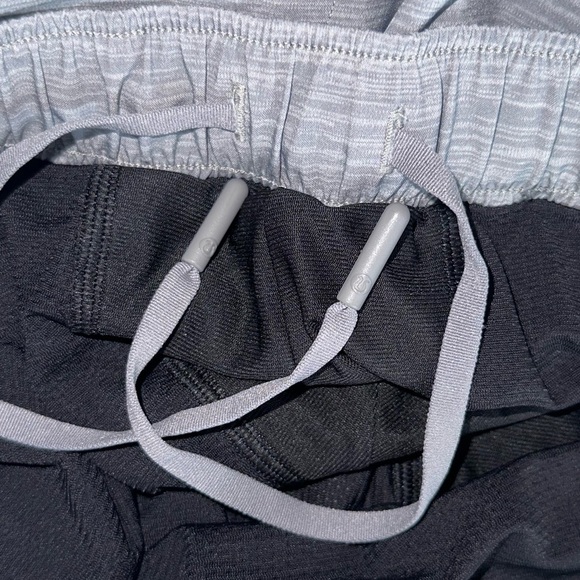 Lululemon Surge Athletic Run Short 6" / Heather Allover Sea Salt Light Cast Sz L - Picture 9 of 11